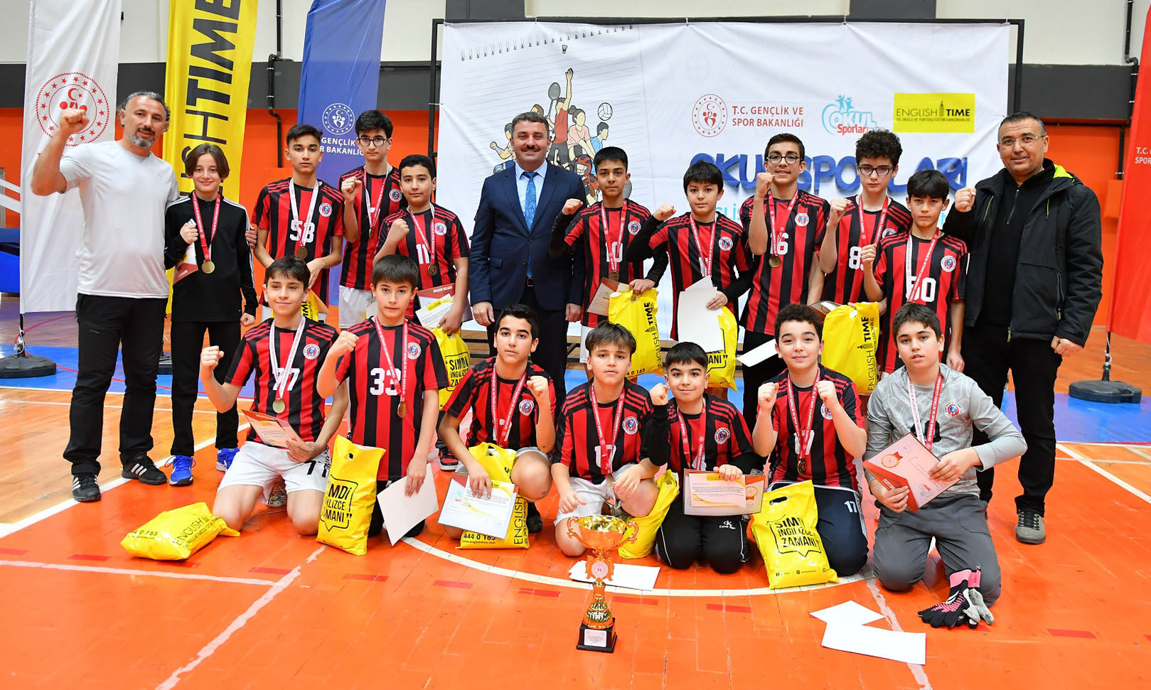 Ömer Halisdemir Ortaokulu Futsalda Yine Şampiyon (1)