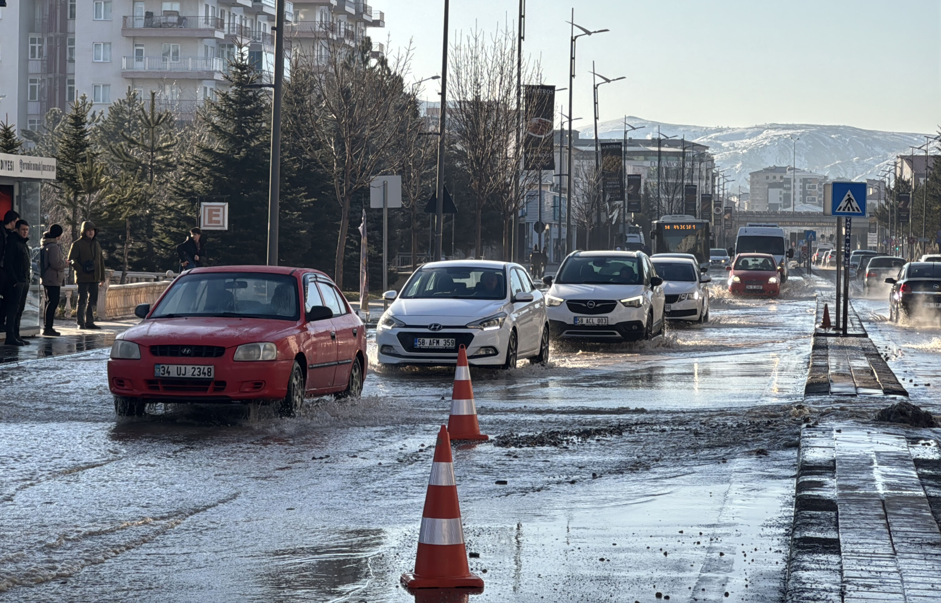 Patlayan Ana Su Borusu Trafiği Aksattı