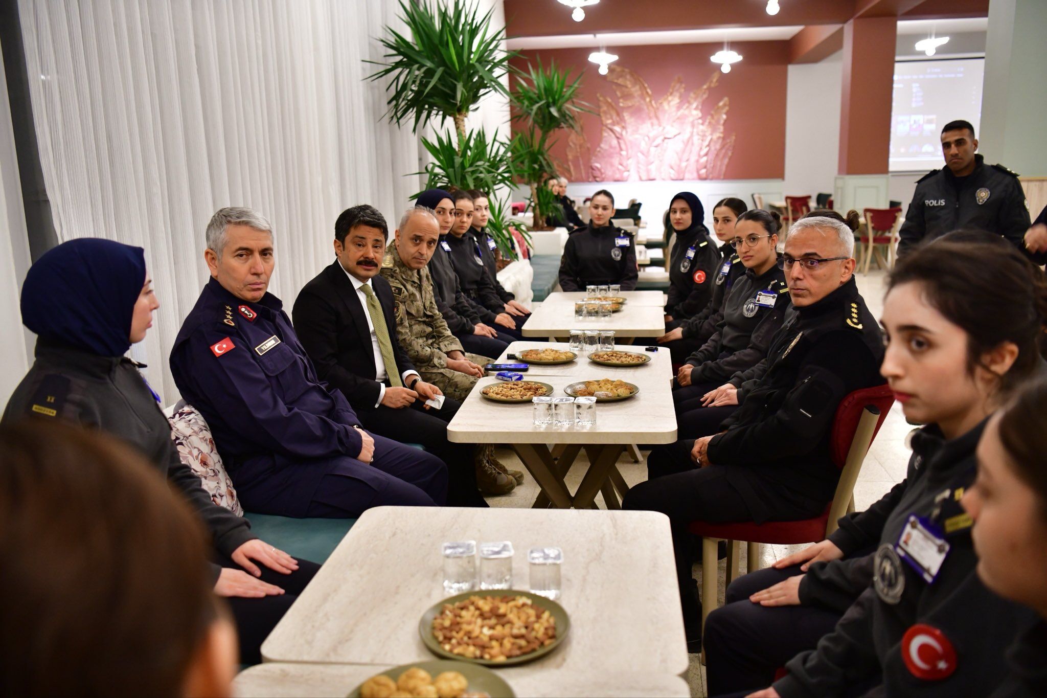 Vali Demiryürek, Geleceğin Polisleriyle İftar Sofrasında Buluştu2