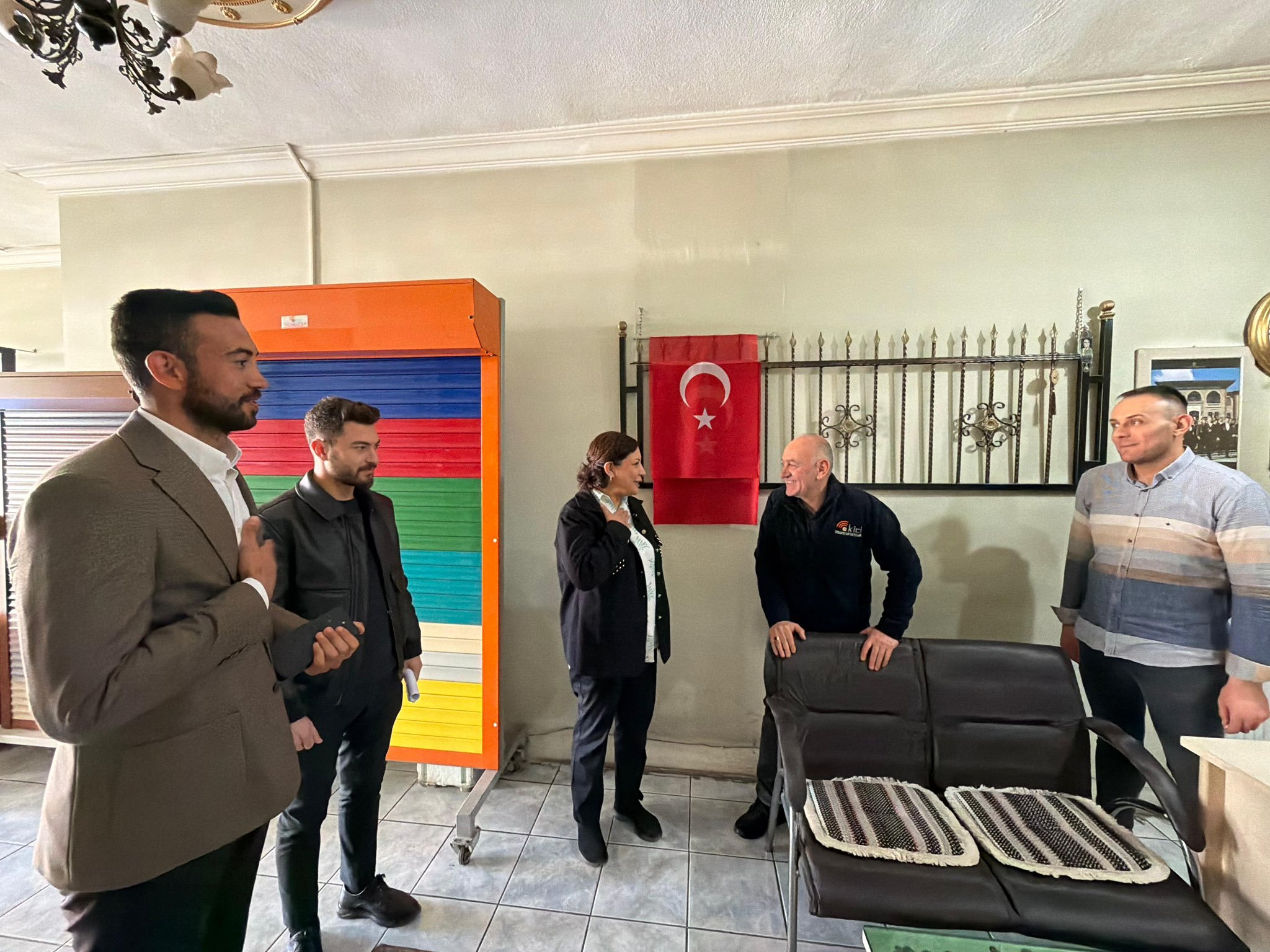 Başkan Ünsal’dan Esnaf Çıkartması