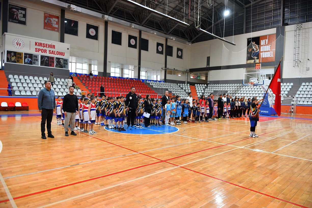 Kırşehir’de 23 Nisan coşkusu spor salonuna taştı