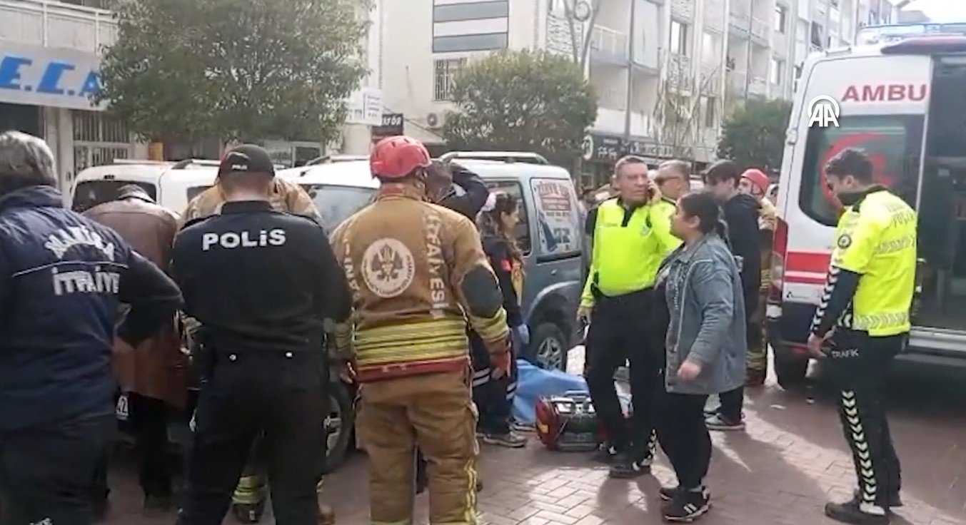 Motosikletli genç kız aracın altında kaldı