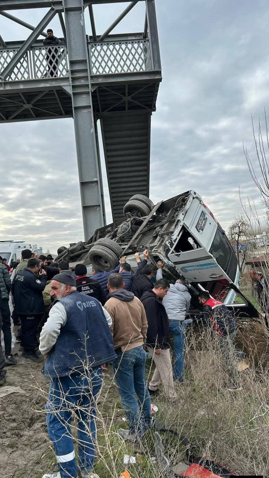 Otobüs Üst Geçide Çarptı