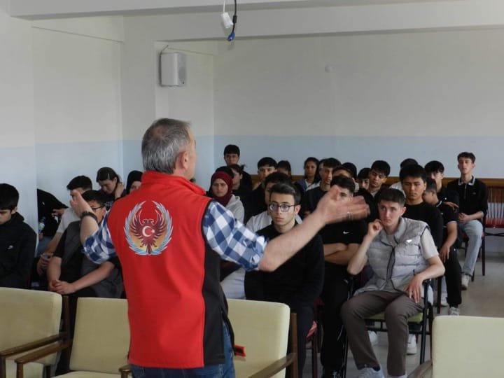 Kırşehir Emniyeti’nden Öğrencilere Terörle Mücadele Eğitimi