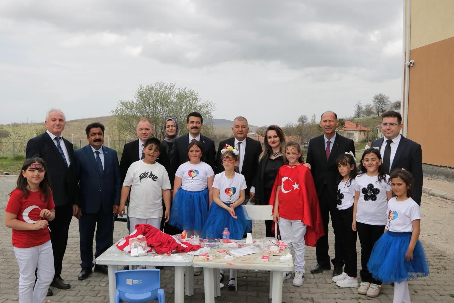 Müdür Gülşen, Çocuklarla Halay Çekerek Eğlendi