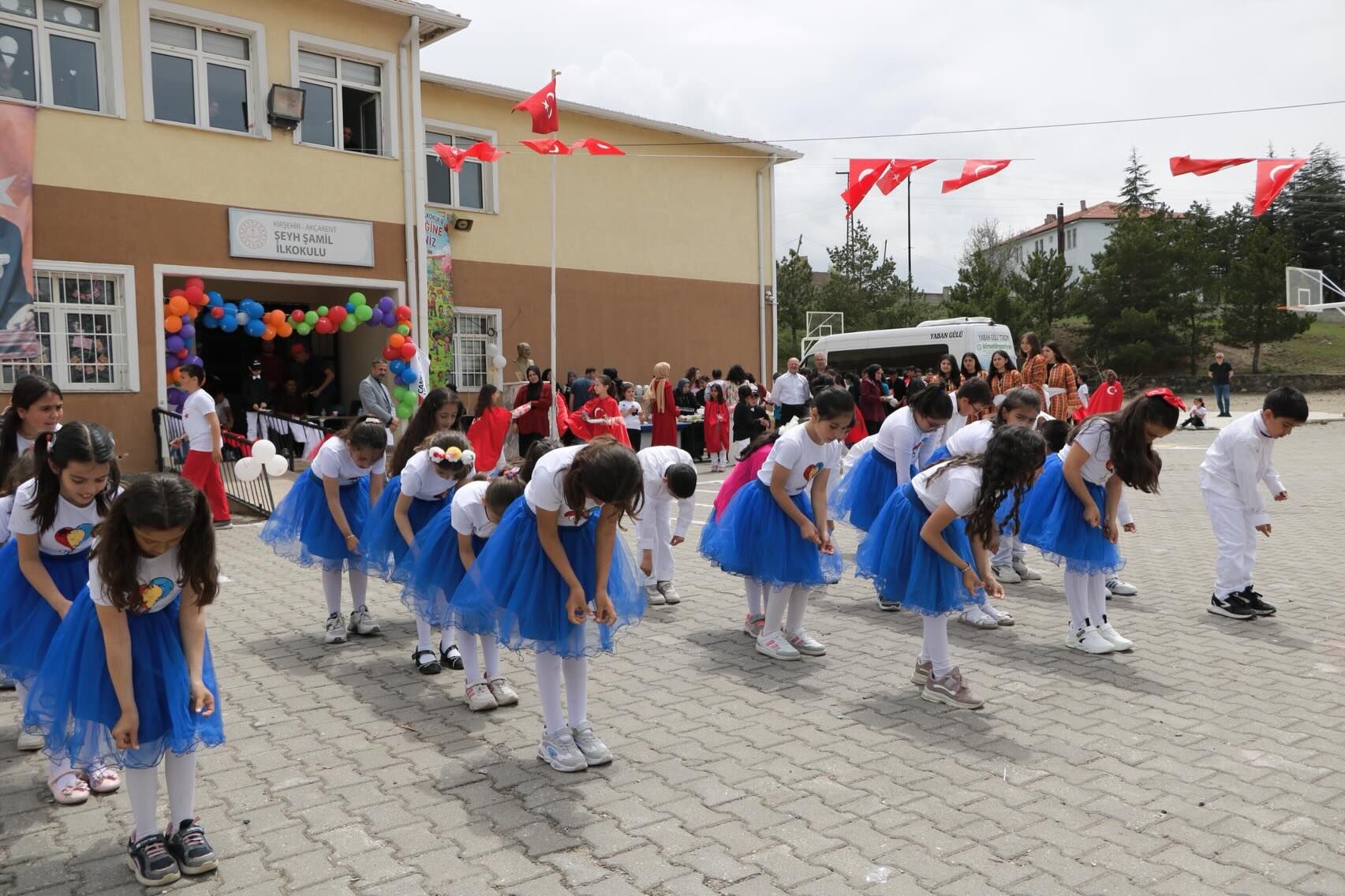 Müdür Gülşen, Çocuklarla Halay Çekerek Eğlendi2