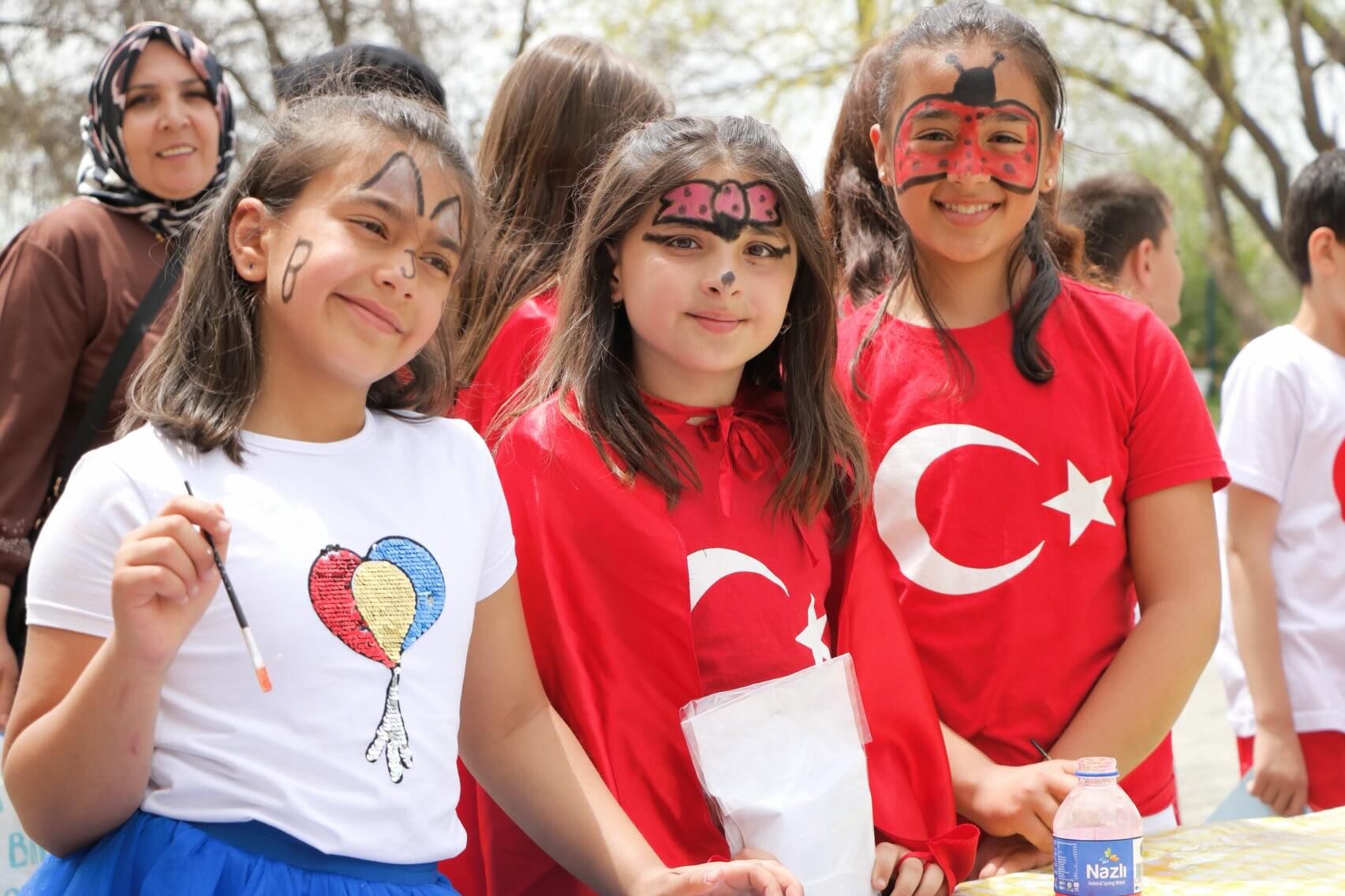 Müdür Gülşen, Çocuklarla Halay Çekerek Eğlendi3