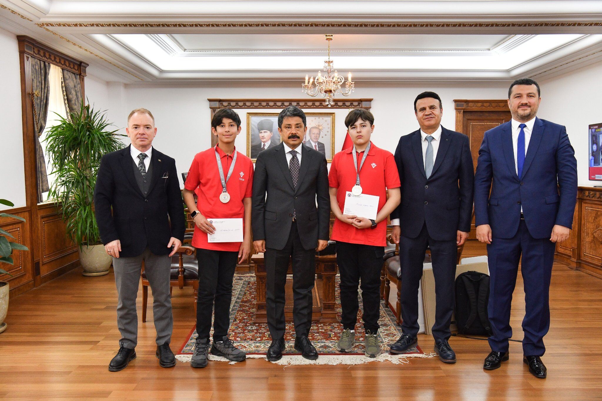 Tübi̇tak Şampiyonları Vali Demiryürek’i Ziyaret Etti