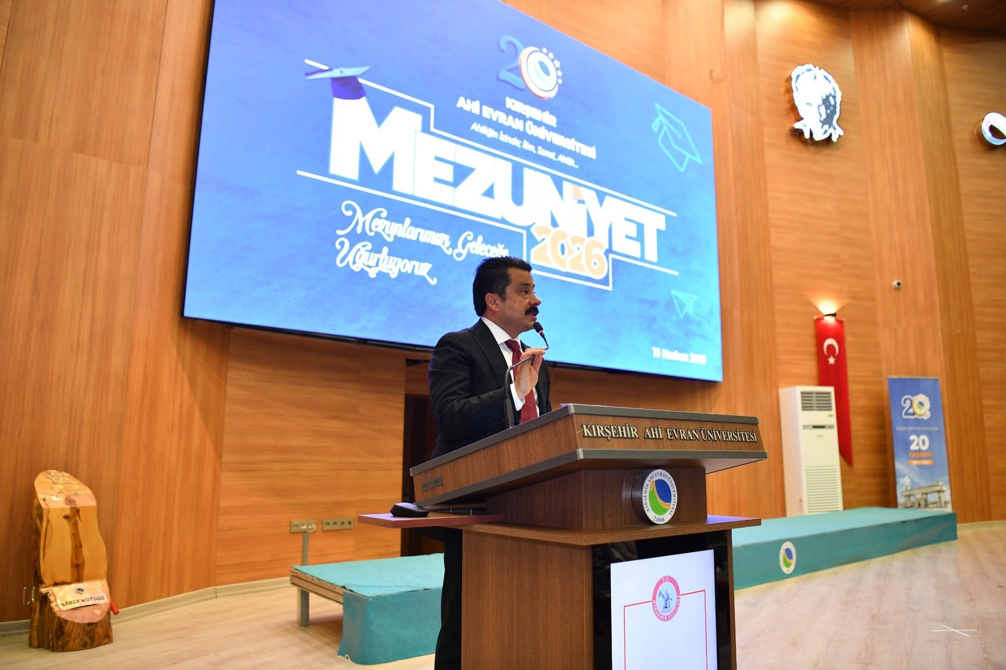 Kırşehir’de Mezuniyet Coşkusu Vali Demiryürek Öğrencilerle2