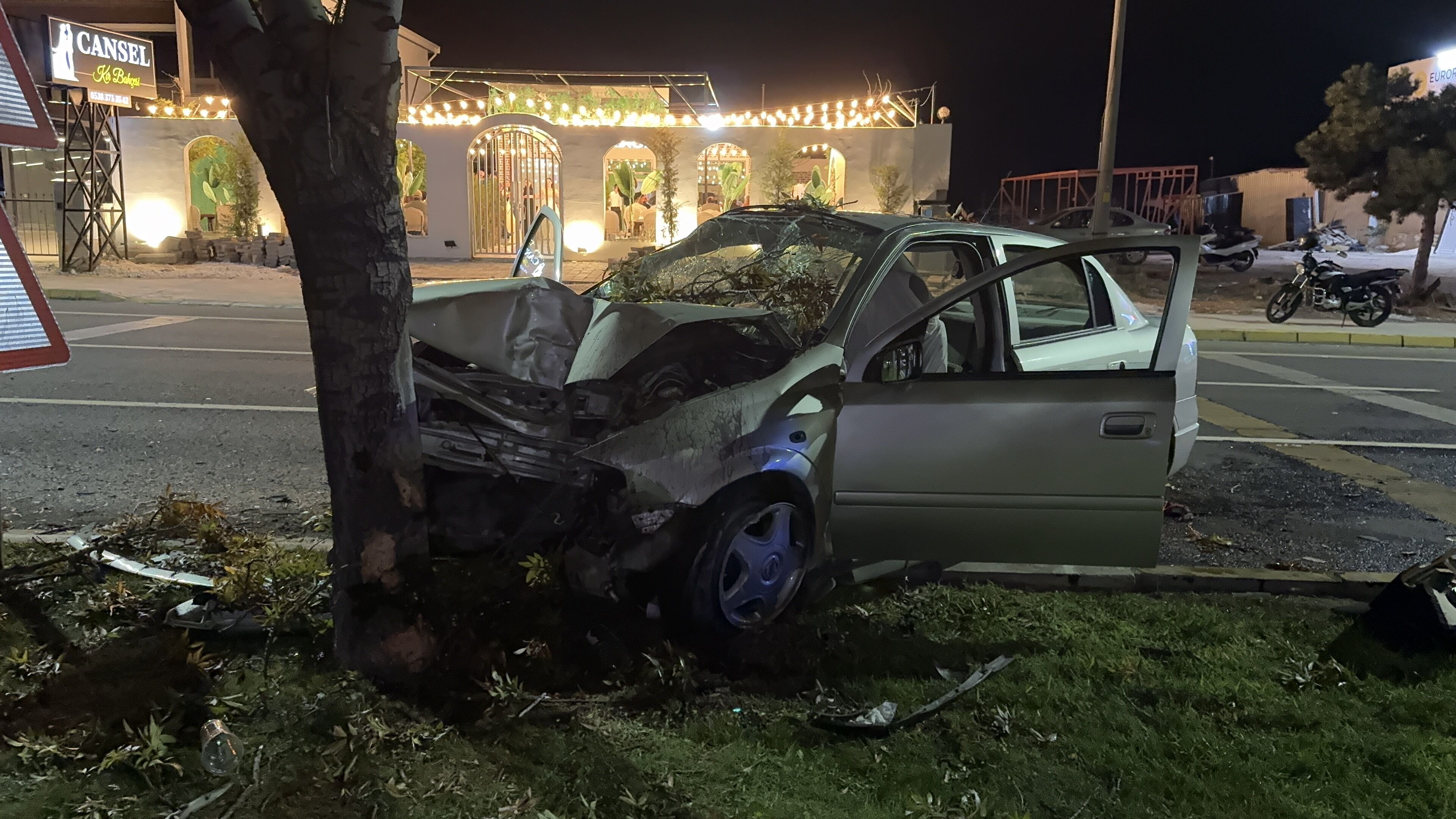 Otomobilin Refüje Çarpmasıyla Ortalık Karıştı! 4 Yaralı
