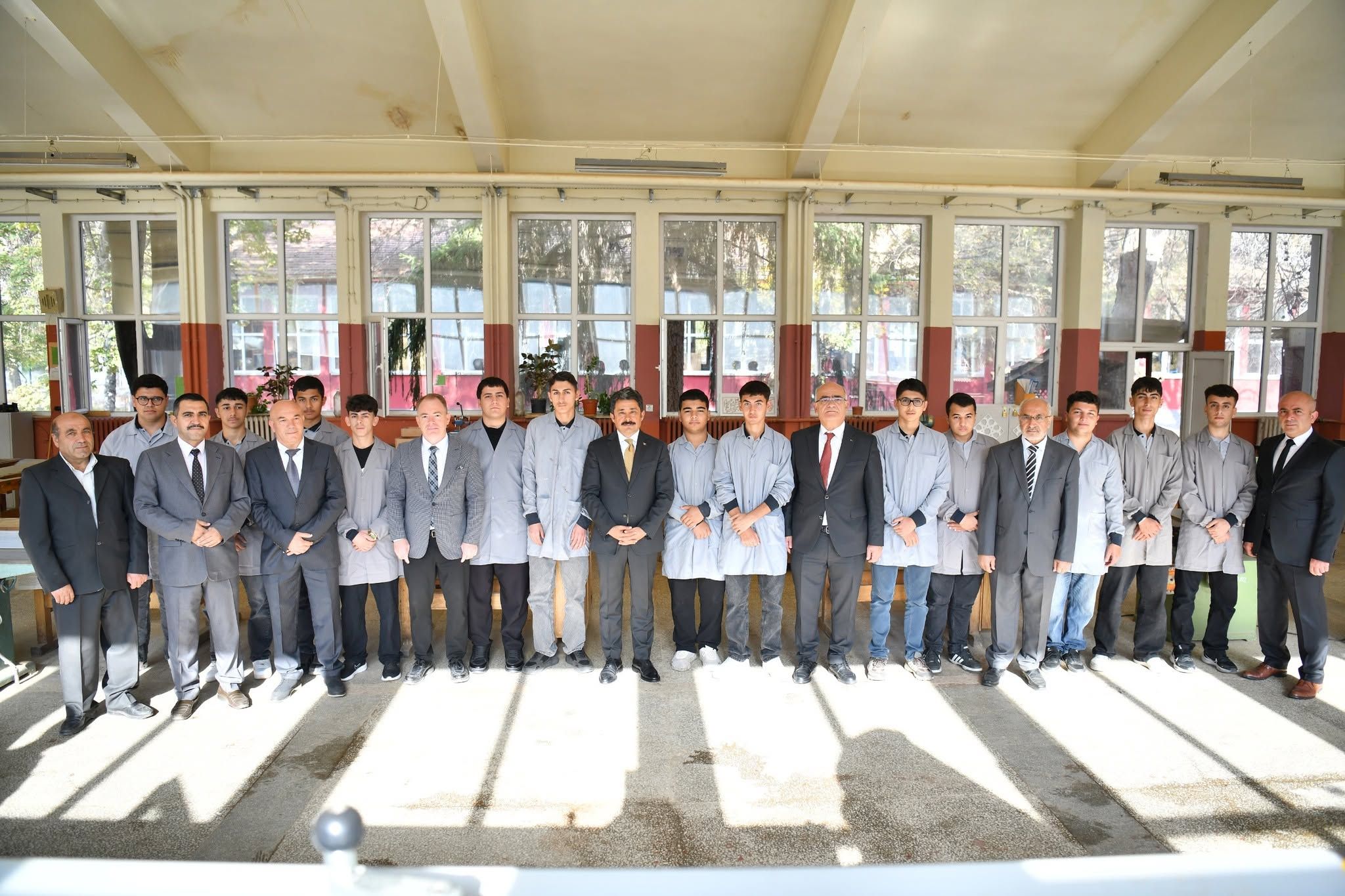 Vali Demiryürek, Kırşehir Mesleki ve Teknik Anadolu Lisesi’nde Öğrencilerle Buluştu