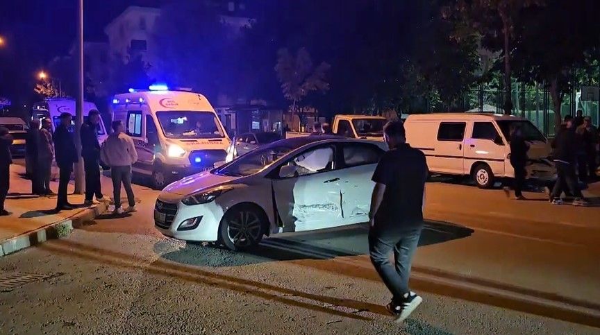 Çarpışmanın Şiddetiyle Savruldular! Otomobillerden Biri Kaldırıma Çıktı