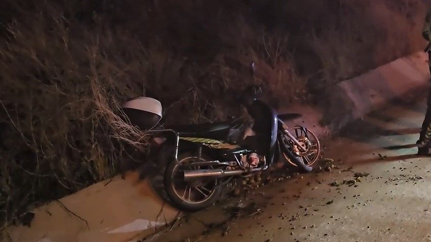 Ön Lastik Patladı, Motosiklet Şarampole Uçtu! Karı Koca Yaralandı
