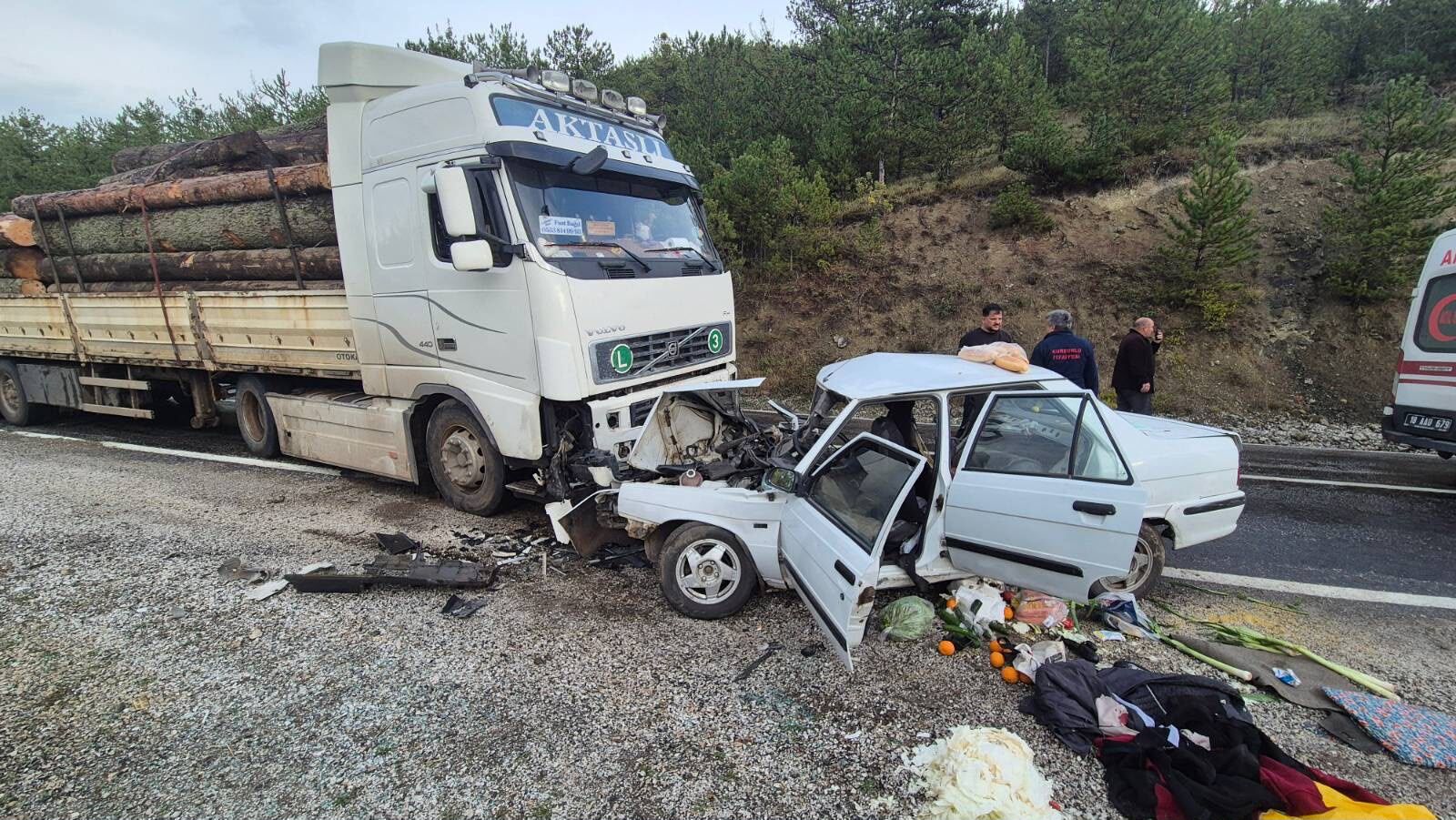 Tomruk Yüklü Tırla Çarpıştı! Otomobildeki 3 Kişi Yaralandı